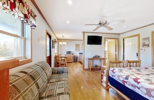 Murphysboro House | Pet-Friendly Lakeside Gem 4 Mi to Dtwn Murphysboro