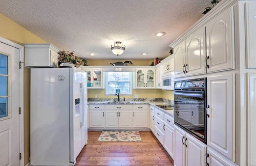 Abbeville House | Pet-Friendly 'Lakeside Retreat' w/Dock!