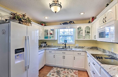 Abbeville House | Pet-Friendly 'Lakeside Retreat' w/Dock!