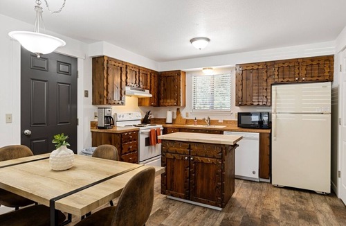 Veterans Park House | Pet Friendly- Large Backyard