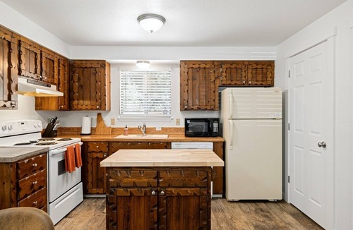 Veterans Park House | Pet Friendly- Large Backyard