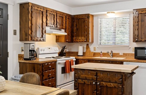 Veterans Park House | Pet Friendly- Large Backyard