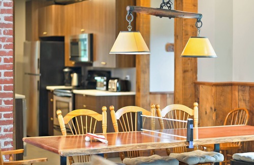 La Macaza Ski Chalet | Pet Friendly Large Group Chalet w Private Beach|10p Hot Tub|Kayaks|
