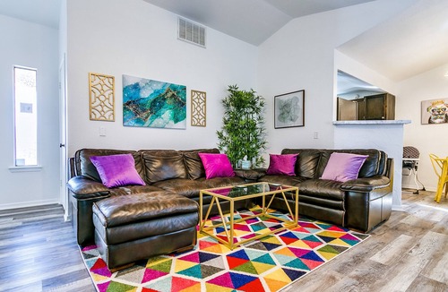 Moore House | Pet friendly & less than 20 minutes to downtown OKC, airport, and OU stadium!