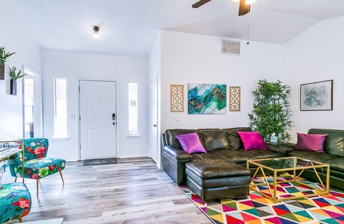 Moore House | Pet friendly & less than 20 minutes to downtown OKC, airport, and OU stadium!