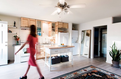 Central Point Cottage | Pet Friendly, Light-filled, Organic Studio, Full Kitchen, Hot Tub