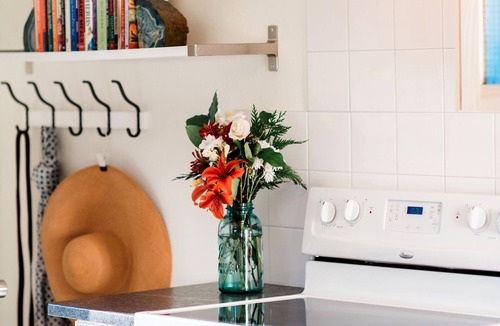 Central Point Cottage | Pet Friendly, Light-filled, Organic Studio, Full Kitchen, Hot Tub