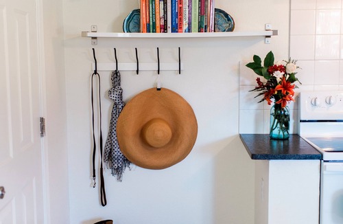 Central Point Cottage | Pet Friendly, Light-filled, Organic Studio, Full Kitchen, Hot Tub