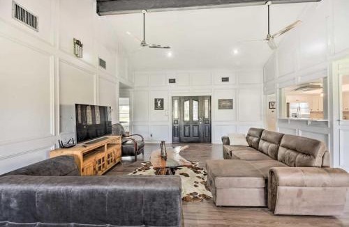 Lockhart House | Pet-Friendly Lockhart Home with Private Yard