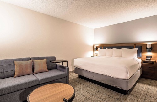 Richardson Hotel | Pet-Friendly Lodge! FREE Parking, Swimming Pool, Close to Breckinridge Park!