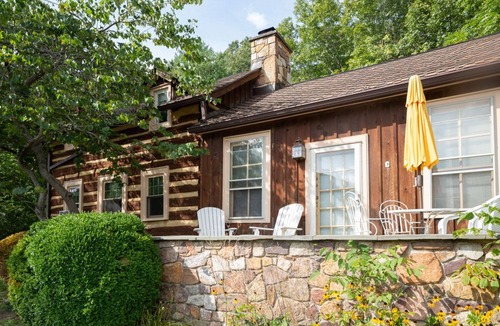 Warm Springs House | Pet-friendly Log Cabin with Wifi