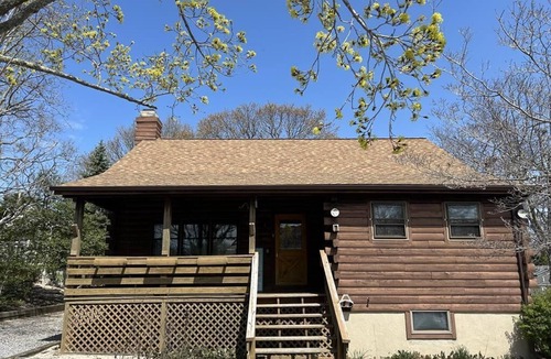 Town Bank House | Pet Friendly, Log cabin near the Bay