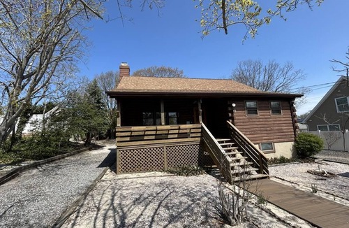 Town Bank House | Pet Friendly, Log cabin near the Bay