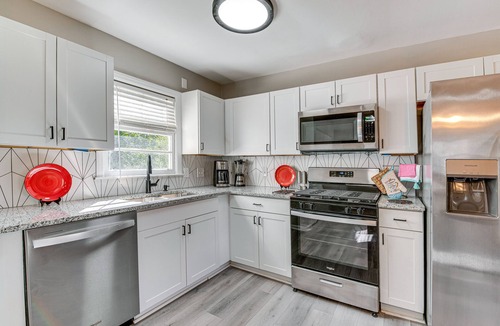 Mableton House | Pet-Friendly Mableton Home w/Grill & Fire Pit!