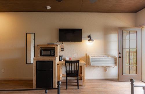 Tombstone Resort | -Pet Friendly- Miners Cabin #5 -Two Double Beds - Private Balcony