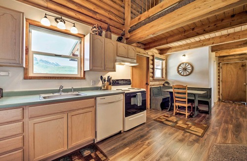 Spanish Valley Cottage | Pet-friendly Moab Cabin w/Mtn Views & Bbq!