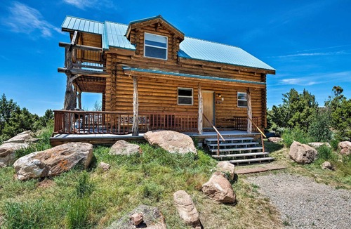 Spanish Valley Cottage | Pet-friendly Moab Cabin w/Mtn Views & Bbq!