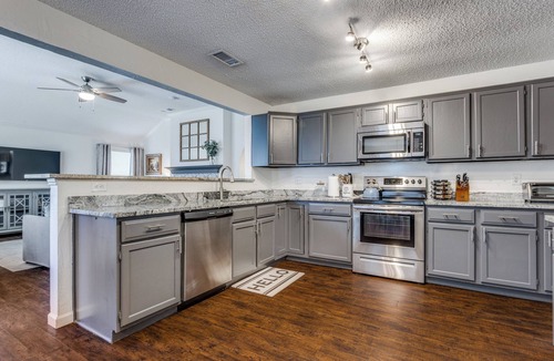 Allen House | Pet-friendly modern SFH in peaceful neighborhood