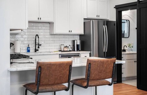 Victorian Village Apartment | Pet Friendly | Modern Touches | Walk to Bars