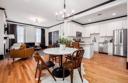 Victorian Village Apartment | Pet Friendly | Modern Touches | Walk to Bars