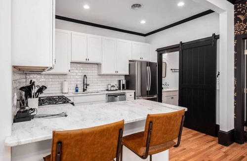 Victorian Village Apartment | Pet Friendly | Modern Touches | Walk to Bars