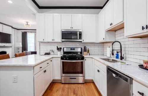 Victorian Village Apartment | Pet Friendly | Modern Touches | Walk to Bars