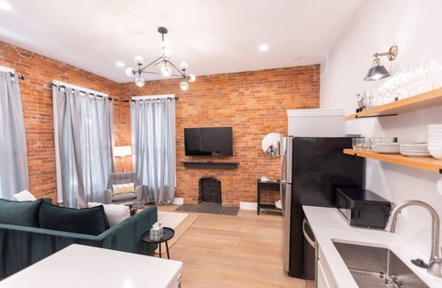 Victorian Village Apartment | Pet Friendly | Modern Touches | Walk to Bars