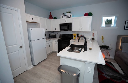 Colonialtown South House | Pet Friendly Modern Zen Studio Retreat W/Hot Tub! Home by RedAwning