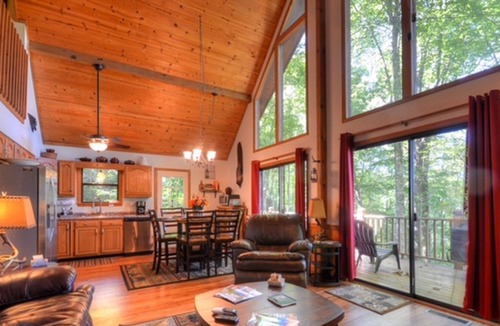 Robbinsville Ski Chalet | Pet Friendly Mountain View Retreat