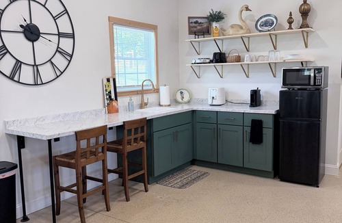 Kingsport Apartment | Pet-Friendly Mountain Studio - Cozy Stay with Patio & Covered Private Parking