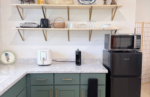 Kingsport Apartment | Pet-Friendly Mountain Studio - Cozy Stay with Patio & Covered Private Parking