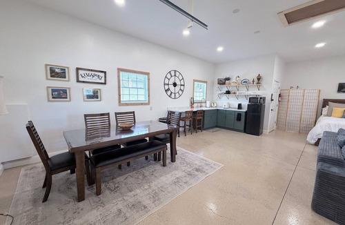 Kingsport Apartment | Pet-Friendly Mountain Studio - Cozy Stay with Patio & Covered Private Parking