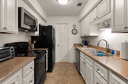 Saint Simons Heights Condo | Pet Friendly (no pet fees) | Ground Level | Pool | Fitness Center | Tennis/Pickleball | Playground