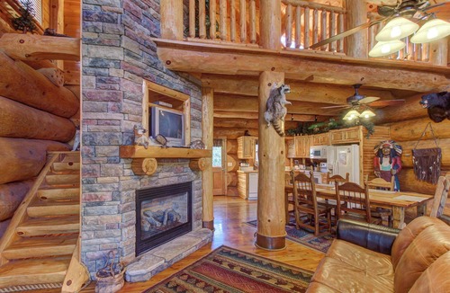Smoky Mountains House | Pet Friendly Near Dollywood Cabin・Hot tub・Views