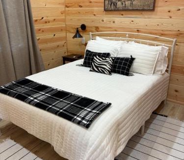 Calera House | Pet Friendly, New Cabin in Charming Calera