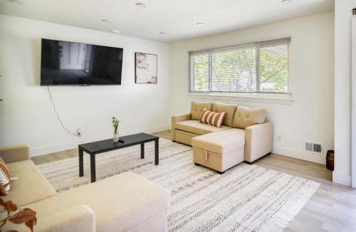 Norfolk House | Pet-Friendly Norfolk Retreat ~ 7 Mi to Beach!