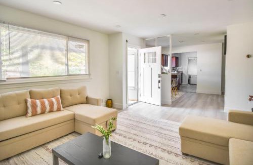 Norfolk House | Pet-Friendly Norfolk Retreat ~ 7 Mi to Beach!