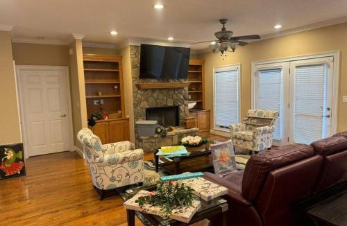 Cumming Villa | Pet Friendly on 5 Acres! 3 Master Suites Sleeps 14