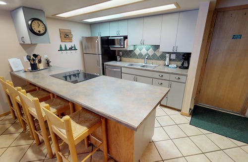 Frisco Condo | Pet Friendly On River! Pool, Hot Tubs! Walk to Main St. Shops, Restaurants
