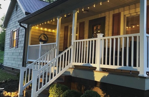 Bristol Cottage | Pet friendly on the South Holston River!