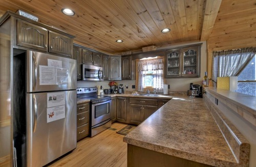 Eagle Mountain Cabin | Pet-Friendly Paradise: 3-Bedroom Cabin with Hot Tu