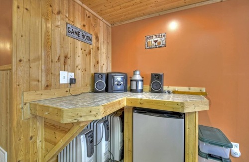 Eagle Mountain Cabin | Pet-Friendly Paradise: 3-Bedroom Cabin with Hot Tu