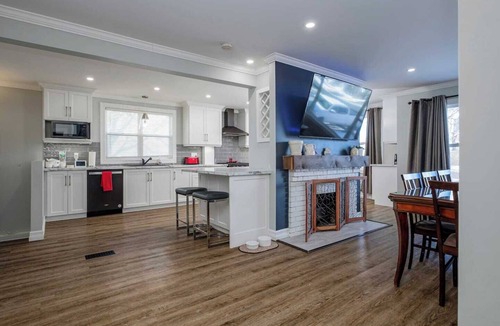 West End House | Pet-Friendly Paradise with Hot Tub & More!