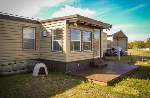 Kingston Cabin | Pet Friendly Peaceful Lake Texoma cottage