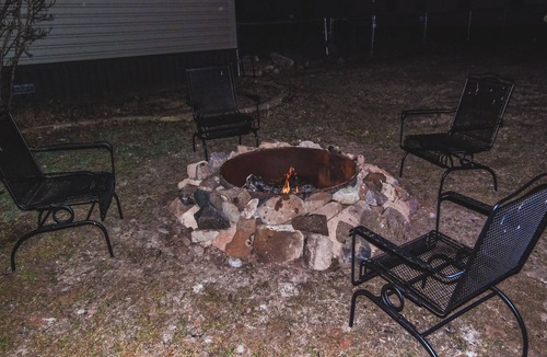 Kingston Cabin | Pet Friendly Peaceful Lake Texoma cottage