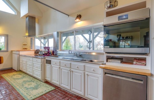 Pilot Apartment | Pet-Friendly Pilot Studio with Vineyard Views!