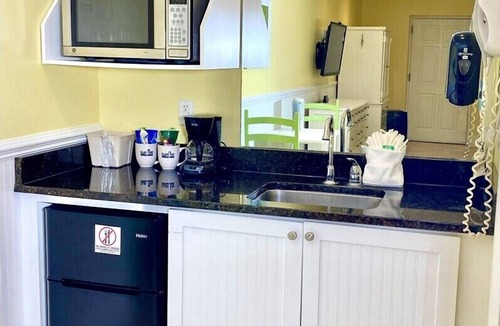 Atlantic Beach Hotel | Pet-friendly - Pool - 3 Blocks to Beach! Unit 303