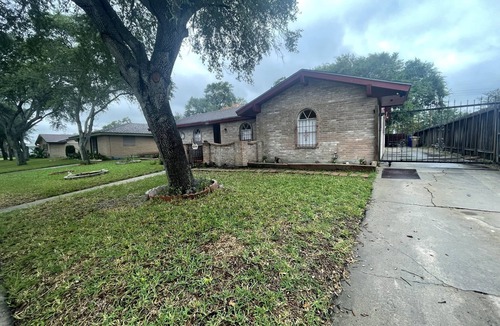 South Side House | Pet Friendly, Private Bkyd 4 bedroom