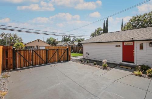 Southeastern Sacramento House | Pet-Friendly Private Cottage In Tahoe Park