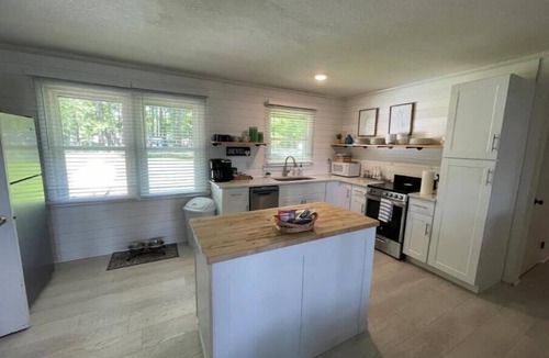 Hertford Cottage | Pet Friendly, Private Waterfront Cottage